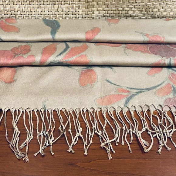 🌟HP🌟NWOT Cotton Khaki Floral Fringed Wrap - Picture 5 of 8